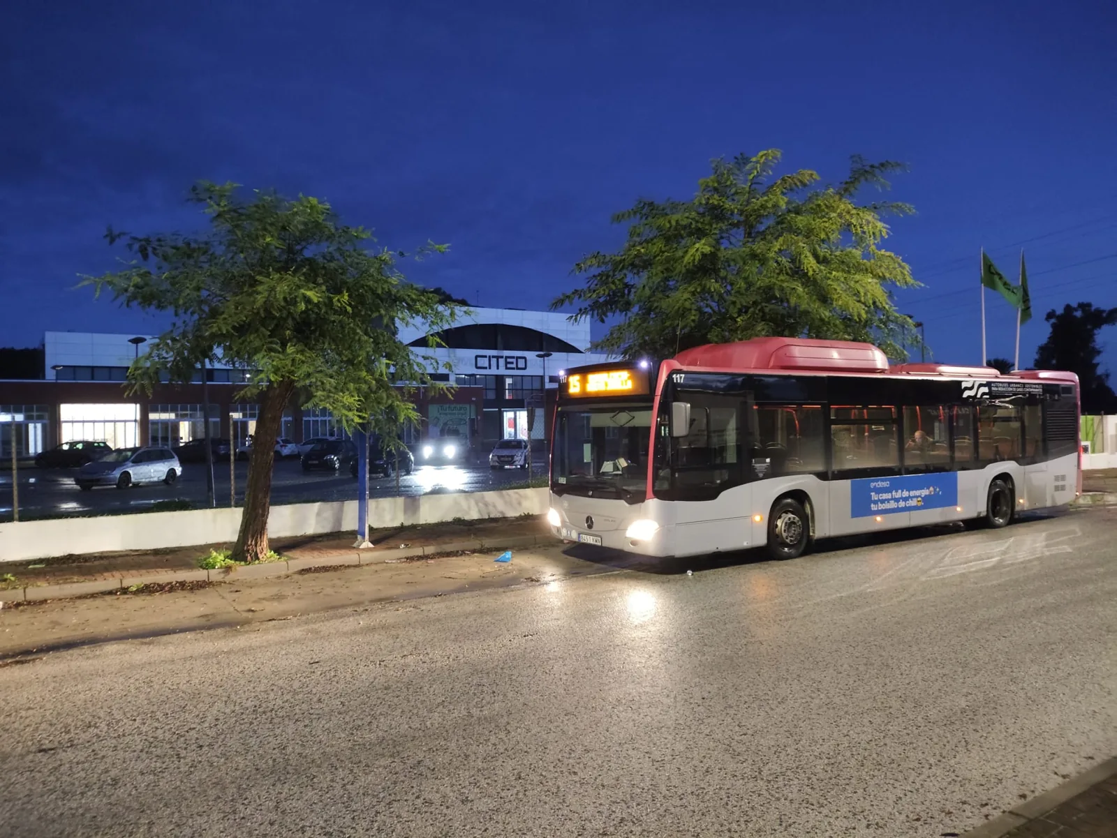 Centro CITED y parada de autobús al anochecer